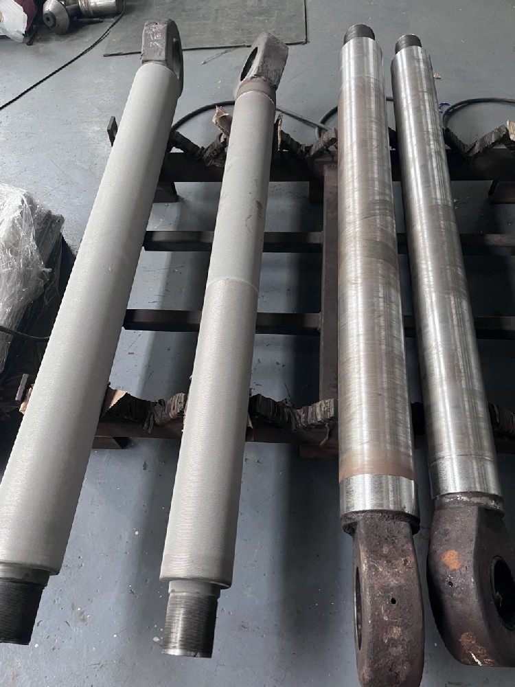 Hydraulic rods before and after laser cladding.jpg