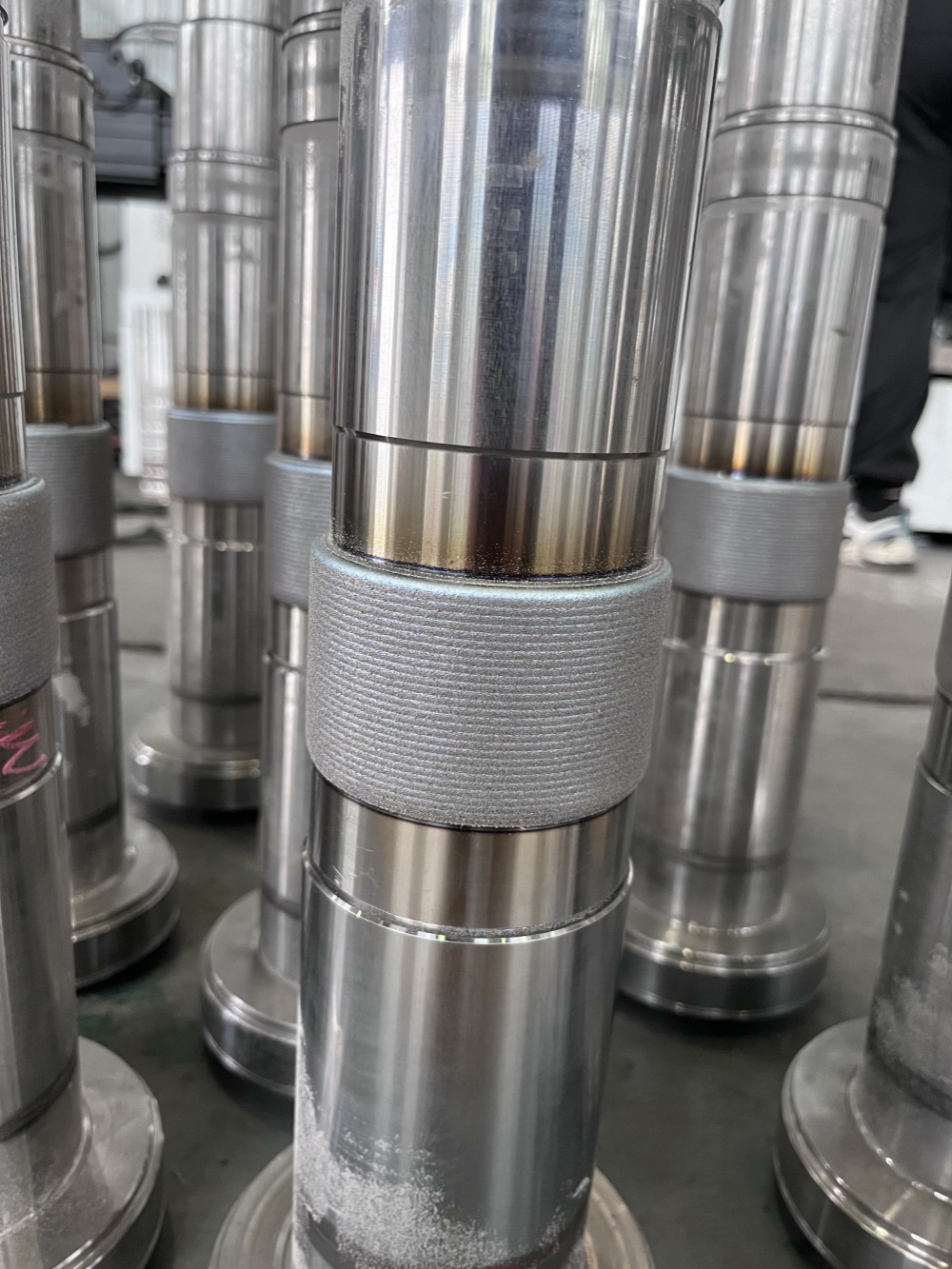 Laser cladding machine has processed a conveyor roller.JPG