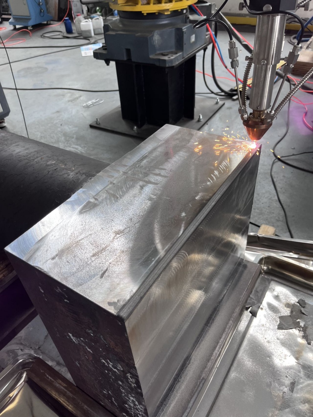 Laser cladding machine is processing a iron plate.jpg